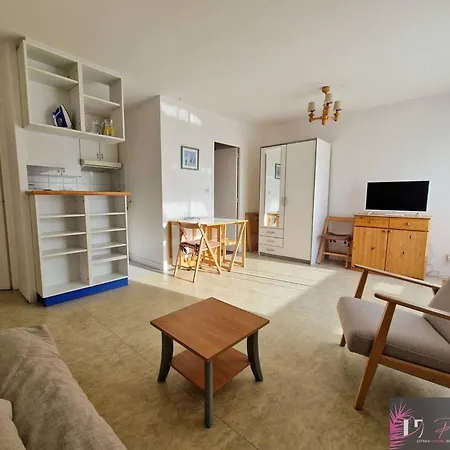 A Avec Piscine, Proche - Fr-1-825-22 Apartment *